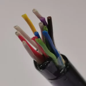 Kabel telekomunikacyjny z widocznymi 14 żyłami