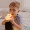 chłopiec z lampka