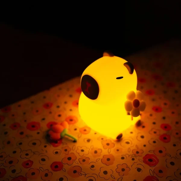 lampka nocna LED Kapibara florystka - włączona