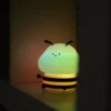 Lampka nocna LED pszczoła - włączona lampka