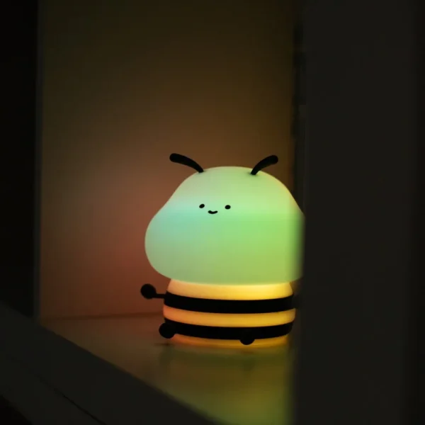 Lampka nocna LED pszczoła - włączona lampka