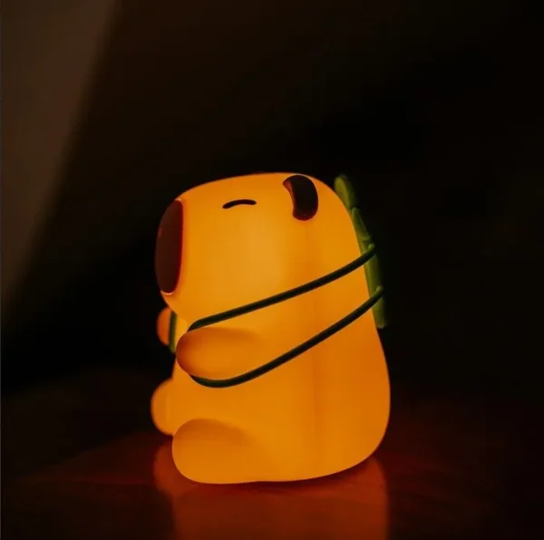 Lampka nocna LED – Kapibara Turysta RGB